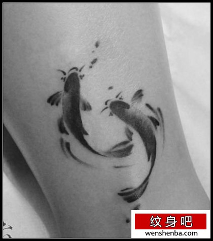 的腿部水墨画鲤鱼纹身