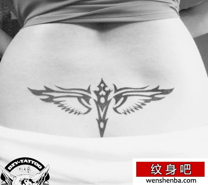 腰部的图腾翅膀纹身