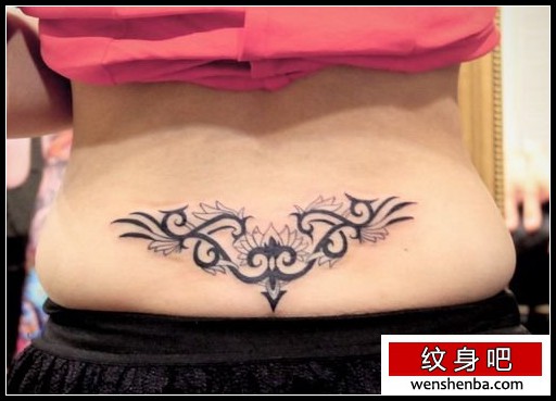 靓女腰部精致的图腾腰花纹身