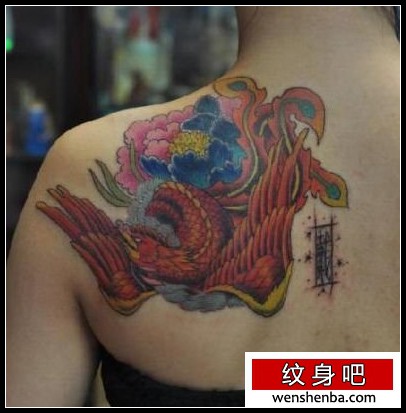 女人肩背彩色凤凰纹身