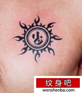 精致的胸口图腾太阳梵文纹身