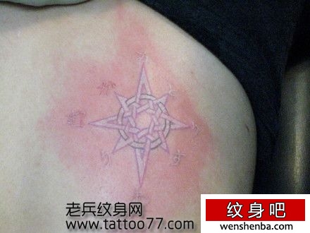 白色图腾纹身