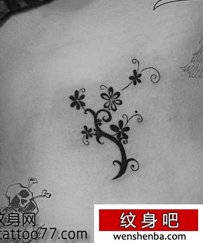 的图腾花纹身
