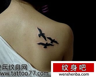 背部的图腾小鸟纹身