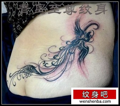 靓女腰部的图腾凤凰纹身