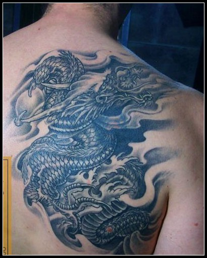 男性喜欢的背部龙纹身图案