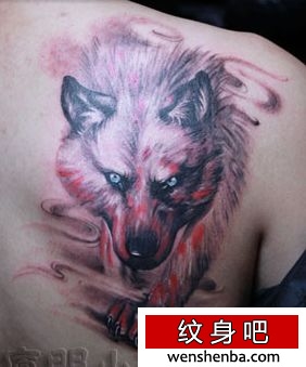 背部凶悍的一枚狼头纹身