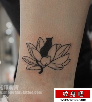 腿部图腾莲花猫咪纹身