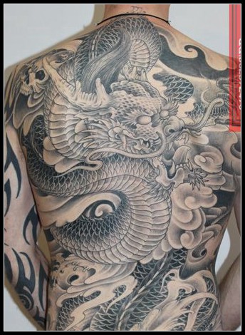 男性喜欢的霸气的满背龙纹身