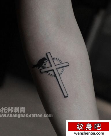 手臂的十字架纹身