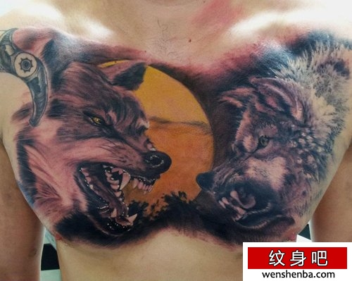 男性胸前凶悍的狼头纹身