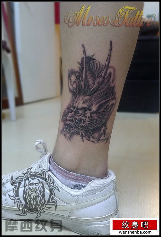 女人腿部好看的黑白龙纹身