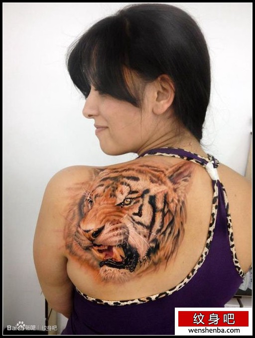 女人肩背超酷的彩色虎头纹身