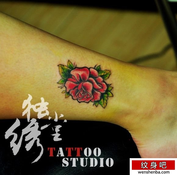 腿部的玫瑰花纹身