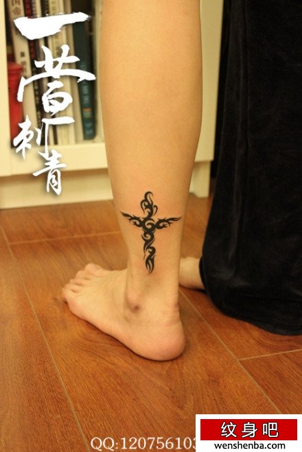 腿部的图腾十字架纹身