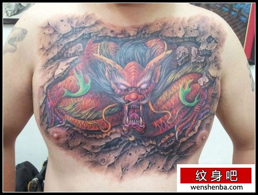 男性前胸霸气的彩色龙纹身