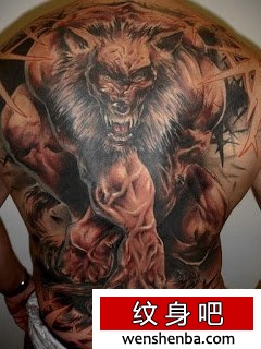 男性后背霸气超酷的狼人纹身