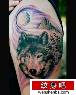 手臂一枚呆呆的狼头纹身