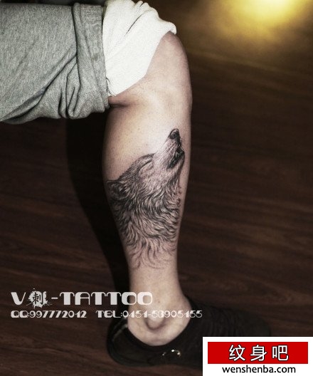 男性腿部超酷时尚的黑灰狼头纹身
