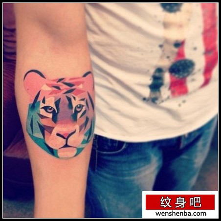 手臂一枚概念风格的老虎纹身