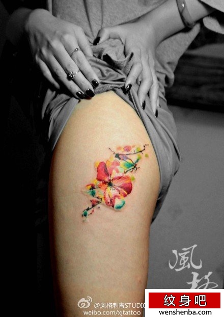 腿部漂亮的彩色喷墨花卉纹身