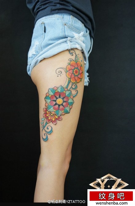 腿部漂亮的花卉藤蔓纹身