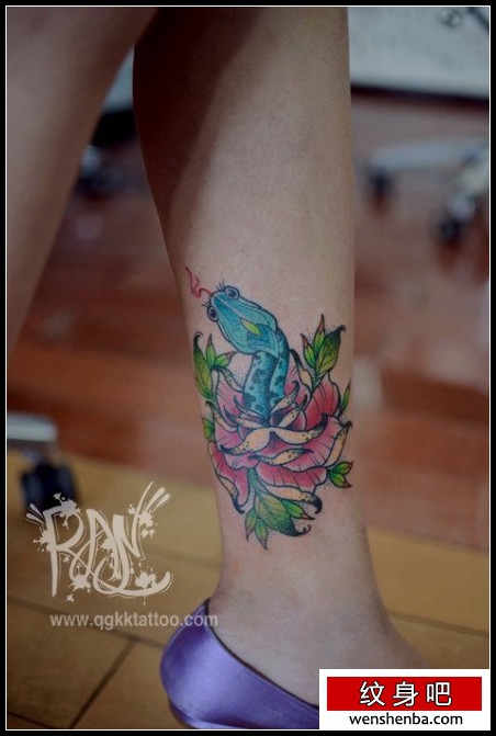 腿部的玫瑰花与蛇纹身