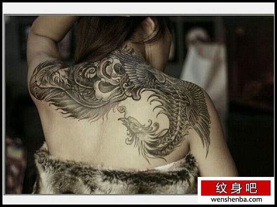 女人后肩背时尚的黑灰凤凰纹身