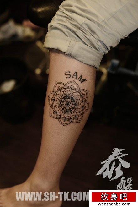 腿部的花卉图腾纹身