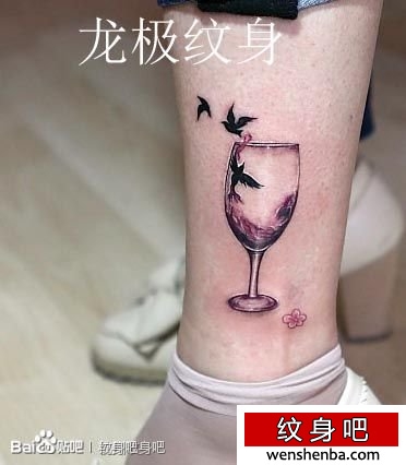 腿部的红酒杯与小鸟纹身