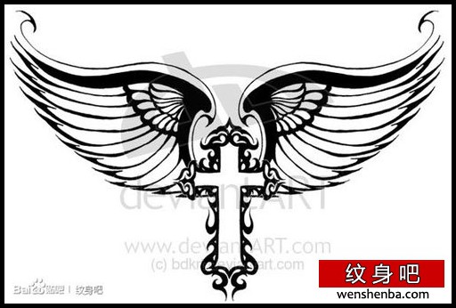 的一枚图腾十字架翅膀纹身