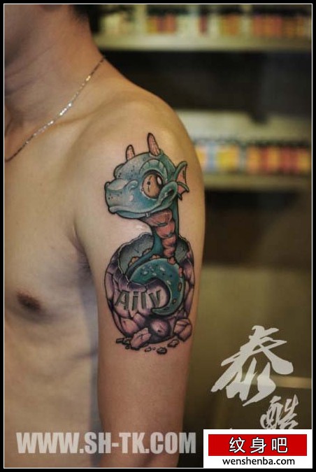 男性手臂可爱的卡通小恐龙纹身
