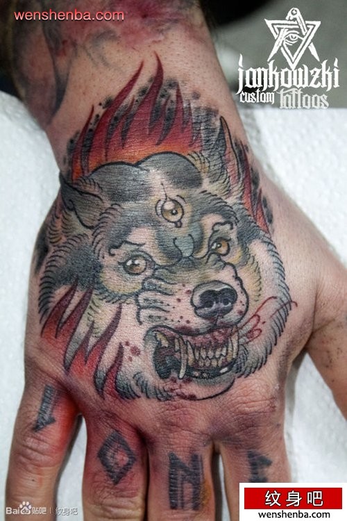 手背时髦时尚的狼头纹身