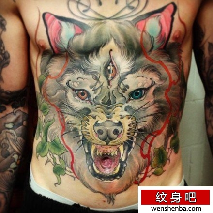 男性前胸霸气时髦的狼头纹身