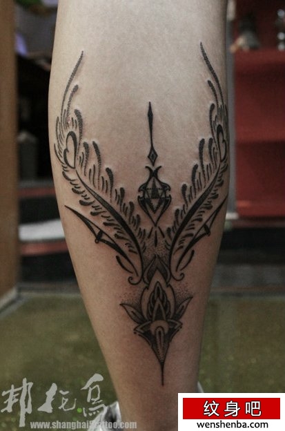 腿部漂亮的花图腾纹身