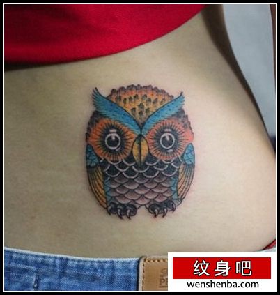 靓女腰部一枚可爱的猫头鹰纹身