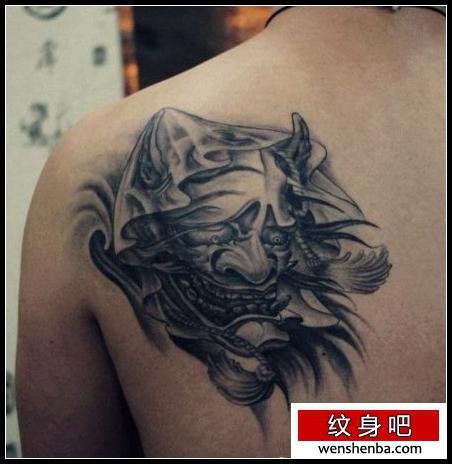 背部帅气精致的一枚黑白般若纹身