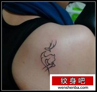 女人肩背可爱的图腾小鹿纹身