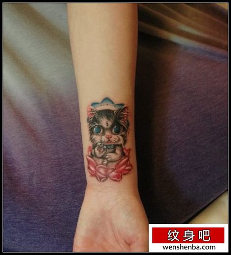 女人手臂可爱小猫咪纹身