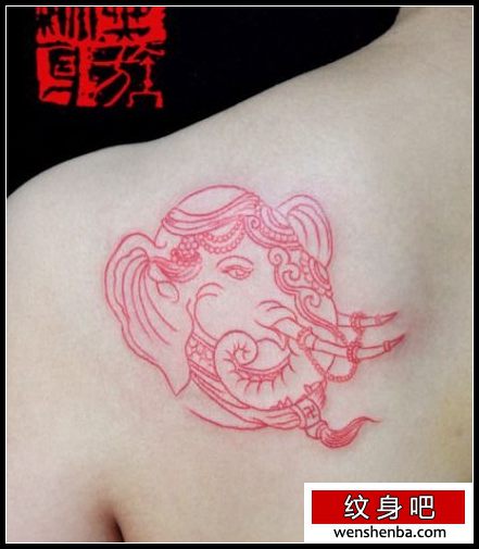 一枚女人肩背线条大象纹身