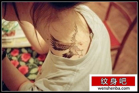 女人肩部帅气的老鹰纹身