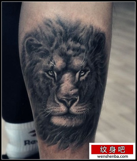 腿部帅气的一枚狮头纹身