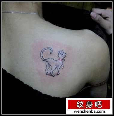 女人肩背一枚白色小猫咪纹身