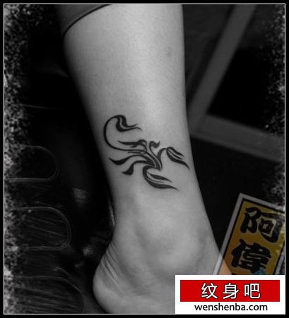 女人腿部简单的一枚图腾蝎子纹身