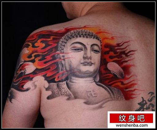男性背部一枚帅气的佛纹身