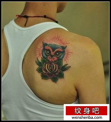 男性肩背一枚猫头鹰纹身