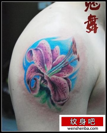 手臂一枚艳丽的彩色百合花纹身