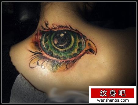 女人背部可爱的小鸟纹身