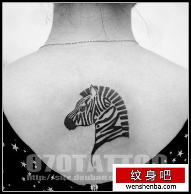 女人背部一枚图腾斑马纹身