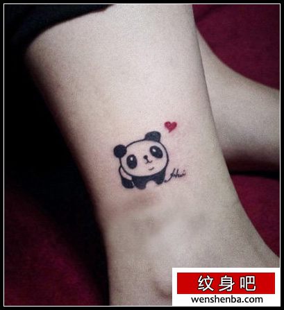 女人腿部可爱的图腾小熊猫纹身